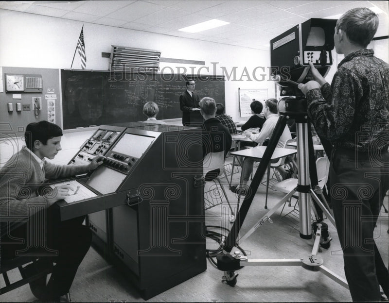 Load image into Gallery viewer, 1969 Press Photo Electronic window on the world
