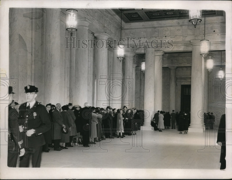 Load image into Gallery viewer, 1937 Press Photo US Supreme Court crowds at Wagner Labor Relations case
