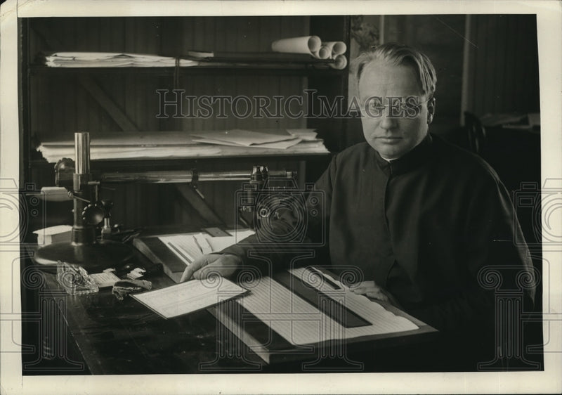Load image into Gallery viewer, 1930 Press Photo The Rev Father FW Schon at George Wash University
