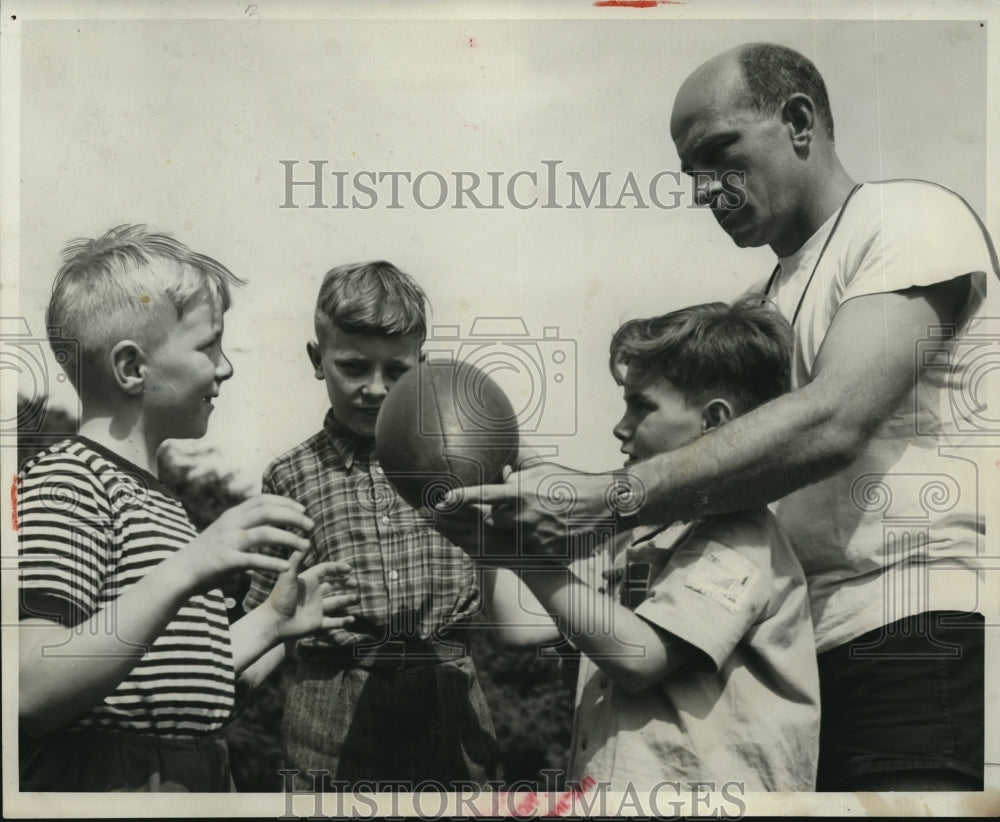 1951 Press Photo Childrens International Su,,er village Stein Schjalnerg & kids