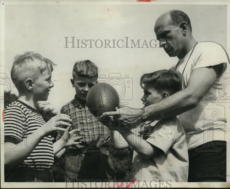 Load image into Gallery viewer, 1951 Press Photo Childrens International Su,,er village Stein Schjalnerg &amp; kids
