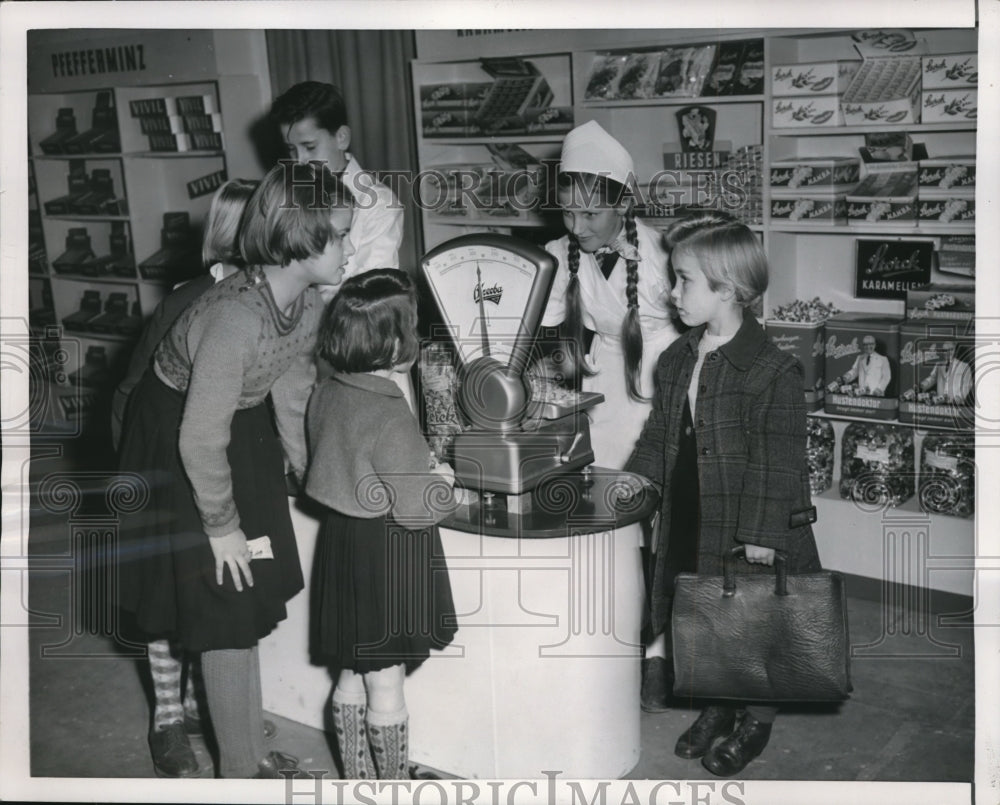 1954 Press Photo Children Watch Scale at Food Store, Berlin Germany