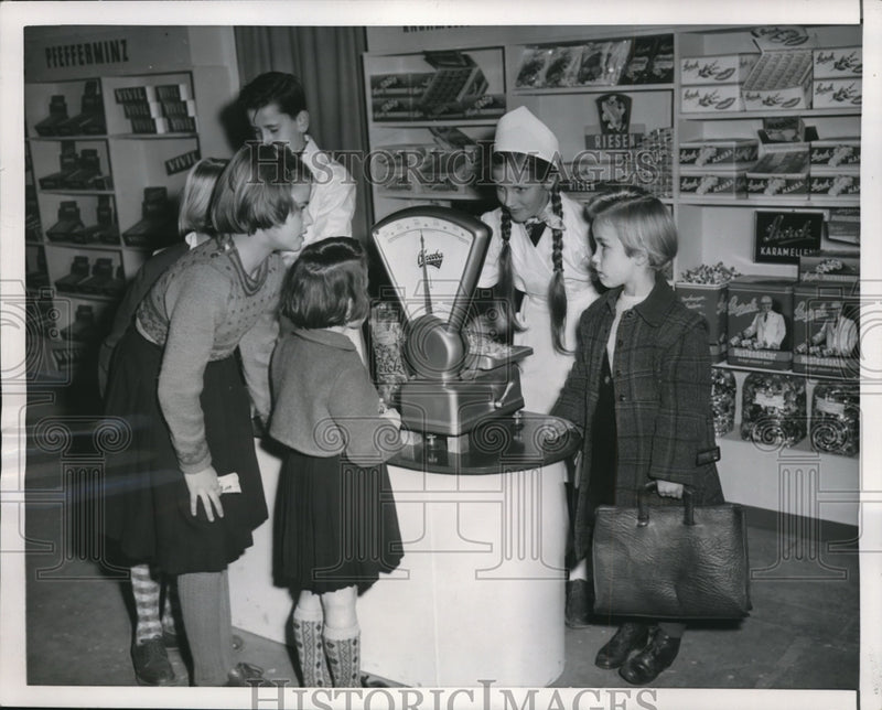 Load image into Gallery viewer, 1954 Press Photo Children Watch Scale at Food Store, Berlin Germany
