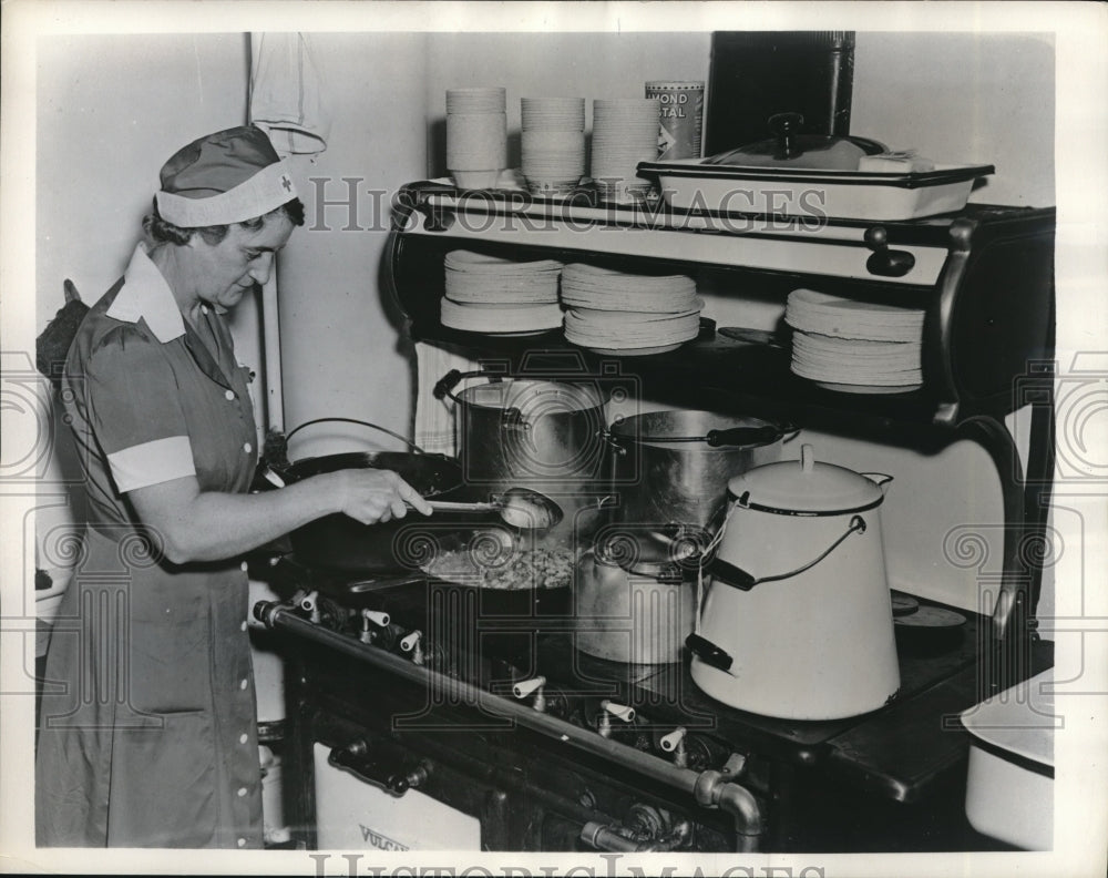 1942 Press Photo Red Cross Cook Margaret Schultz at Stove