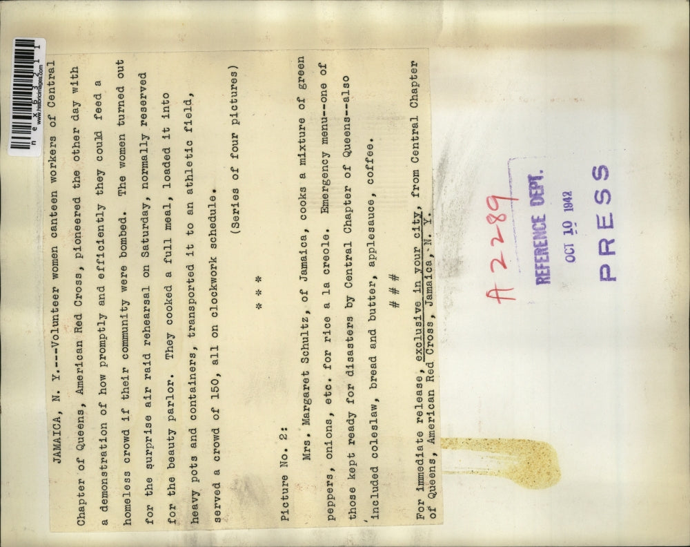 1942 Press Photo Red Cross Cook Margaret Schultz at Stove