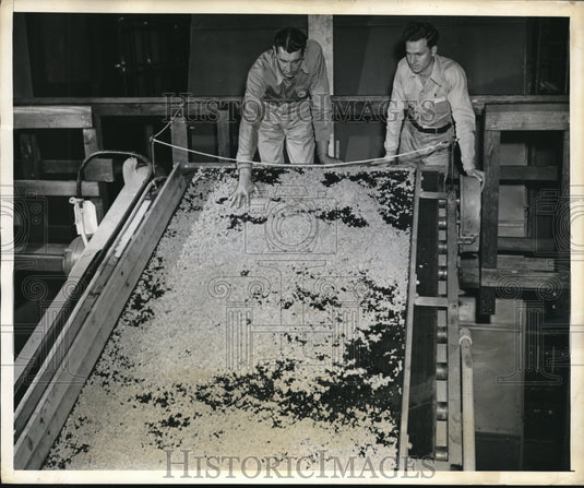 1943 Press Photo Filtered Rubber on Conveyor Belt, United States Rubber Company- Historic Images