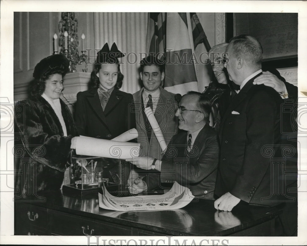 1943 Press Photo Eddie Rickenbacker Gives Victory Corps Certificates to Students