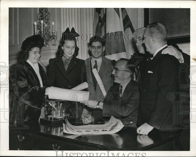 Load image into Gallery viewer, 1943 Press Photo Eddie Rickenbacker Gives Victory Corps Certificates to Students
