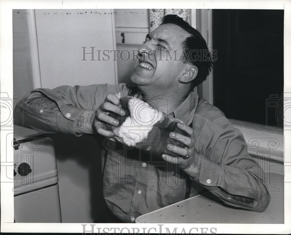 1943 Press Photo Frederick Ederle Despaired of Neatness