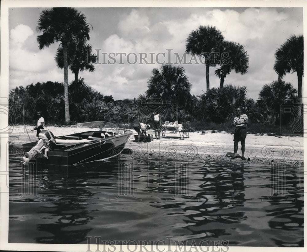 1959 Press Photo Family boating in Daytona Beach, Halifax River