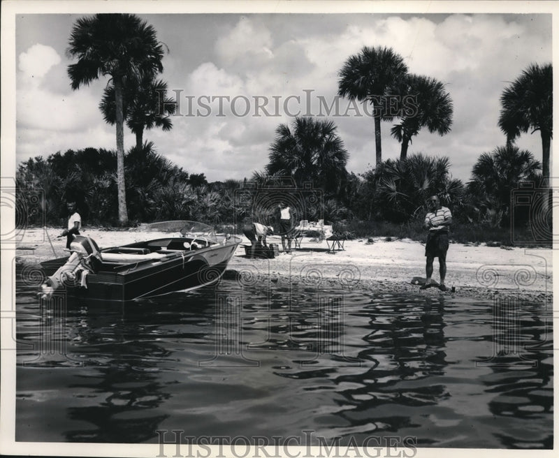 Load image into Gallery viewer, 1959 Press Photo Family boating in Daytona Beach, Halifax River

