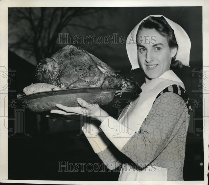 Load image into Gallery viewer, 1939 Press Photo Katherine Davis at Thanksgiving Feast in Plymouth
