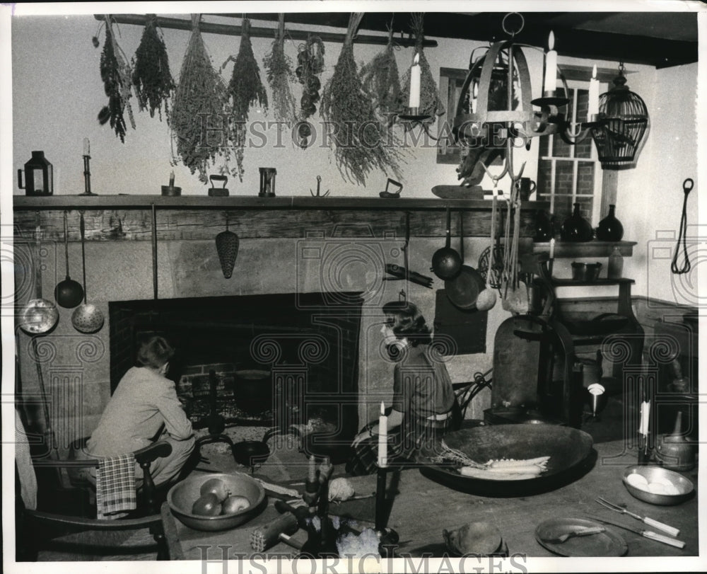 1962 Press Photo Kathy & Cameron Thompson See Old-Fashioned Boscobel Kitchen
