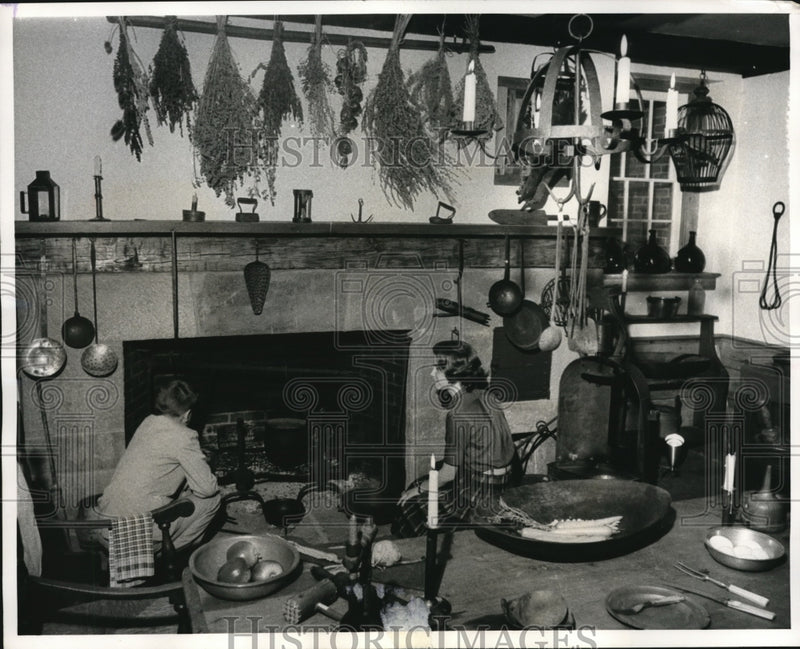 Load image into Gallery viewer, 1962 Press Photo Kathy &amp; Cameron Thompson See Old-Fashioned Boscobel Kitchen
