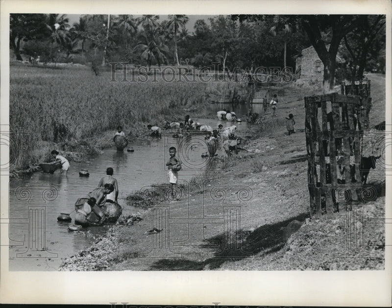 Load image into Gallery viewer, 1962 Press Photo Bengal India women &amp; kids catch small fish to add to diet
