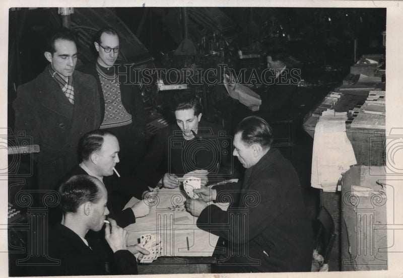 Load image into Gallery viewer, 1947 Press Photo Paris France newspaper men on strike in press room - nex63445
