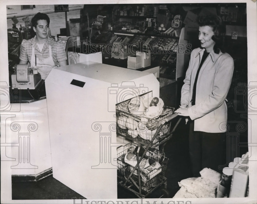 1945 Press Photo Spokane Wash germ killer mechanism at a grocery store