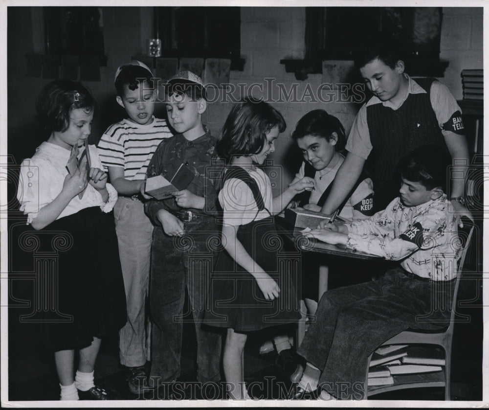 1952 Press Photo Hebrew Academy. Jean Zuckerman teacher & class learns banking