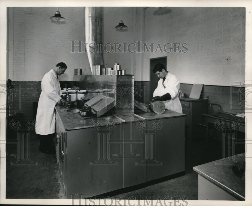 1946 Press Photo New Glidden Paint labs cleaning equipment off labs