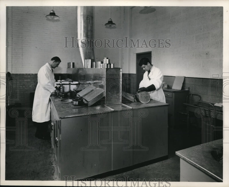 Load image into Gallery viewer, 1946 Press Photo New Glidden Paint labs cleaning equipment off labs
