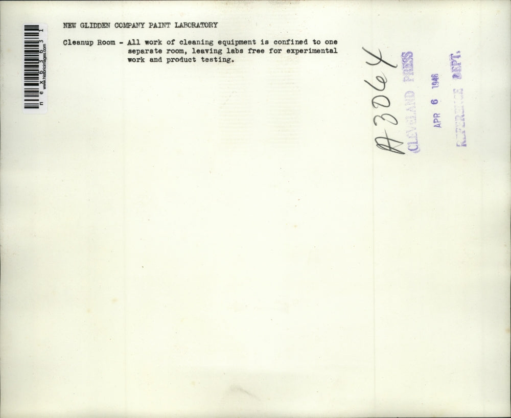 1946 Press Photo New Glidden Paint labs cleaning equipment off labs