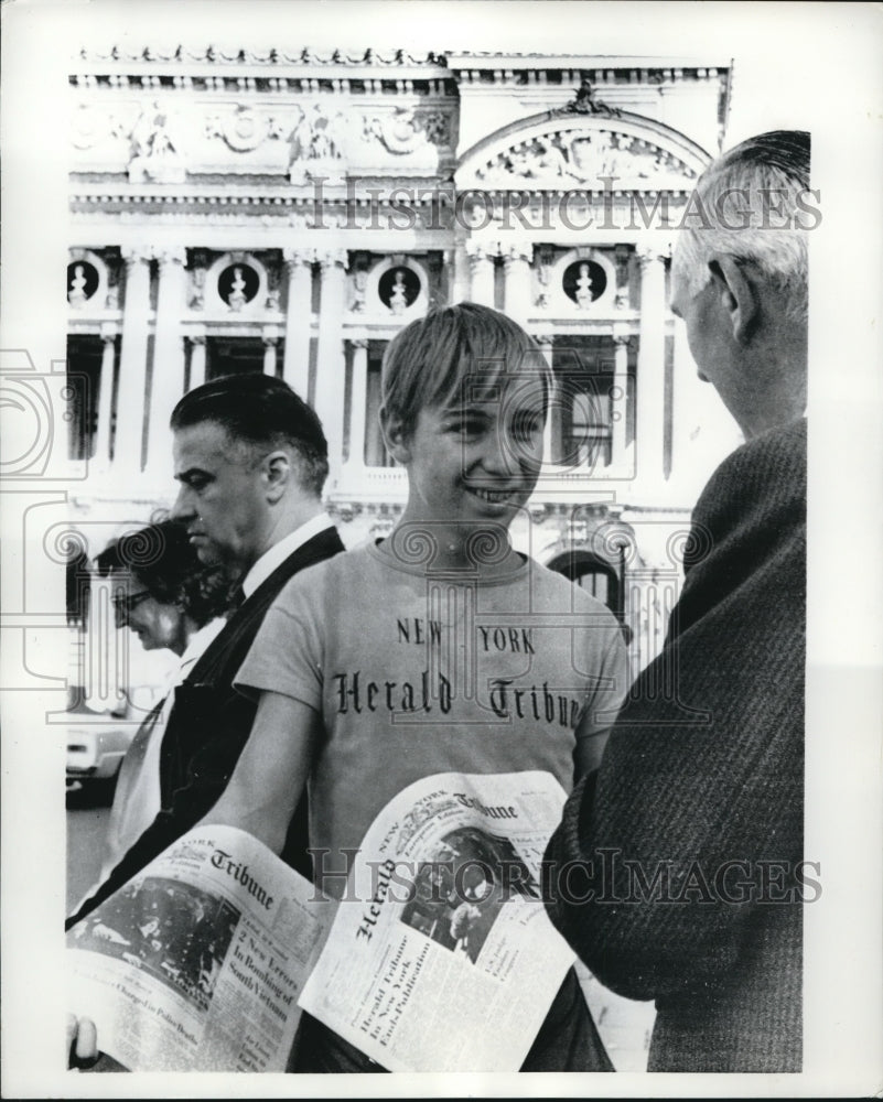 1966 Press Photo Paris France NY Herald Tribune t shirt on C Duprey