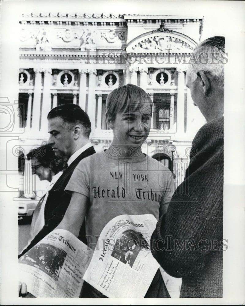 Load image into Gallery viewer, 1966 Press Photo Paris France NY Herald Tribune t shirt on C Duprey
