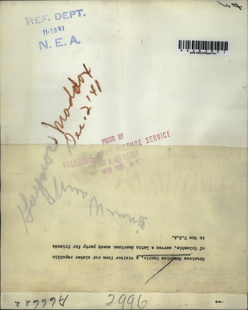 1941 Press Photo Beatrice Osorio from Columbia serves snak to friend in USA