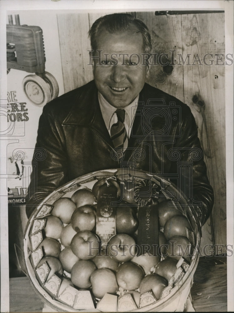 Load image into Gallery viewer, 1936 Press Photo Grand Rapids Mich Paul Morrissey &amp; bushel of McIntosh apples

