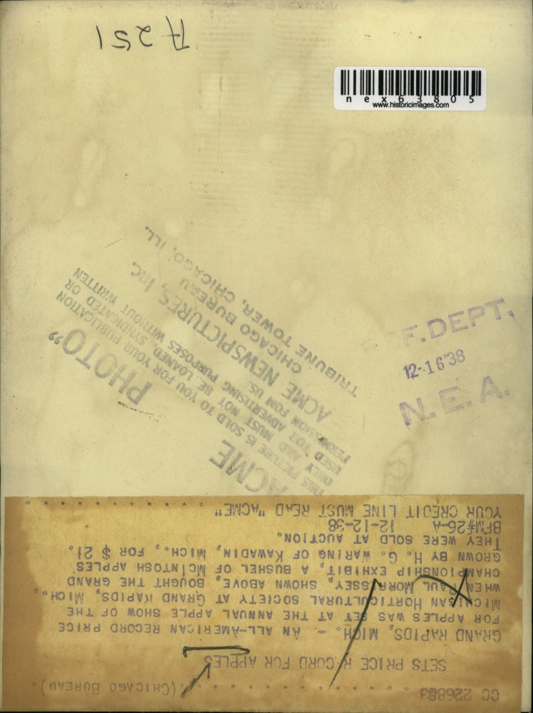 1936 Press Photo Grand Rapids Mich Paul Morrissey & bushel of McIntosh apples