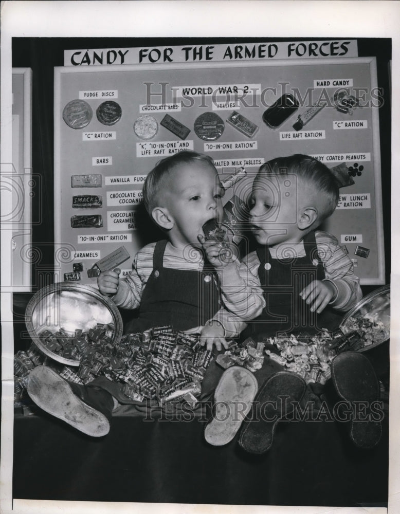 Load image into Gallery viewer, 1947 Press Photo Twins Ronald &amp; Robert Patterson Eat Candy Armed Forces Exhibit
