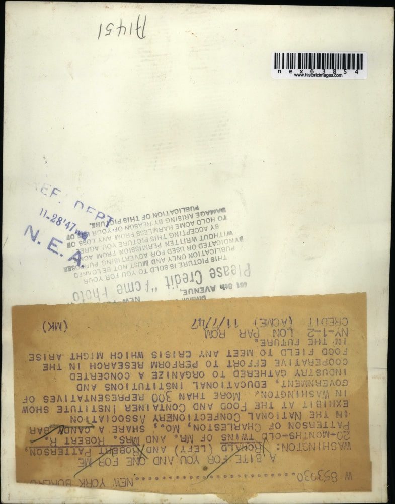 1947 Press Photo Twins Ronald & Robert Patterson Eat Candy Armed Forces Exhibit