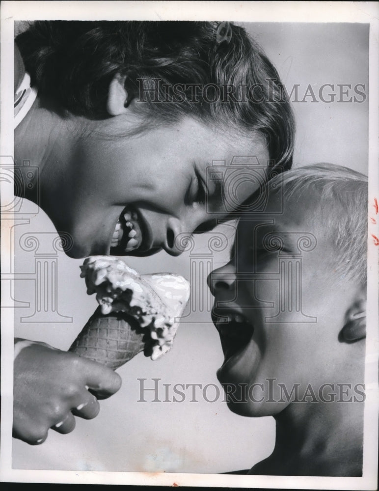 Load image into Gallery viewer, 1957 Press Photo Carol and Gary Trabant Eat Ice Cream Cone St Petersburg Florida
