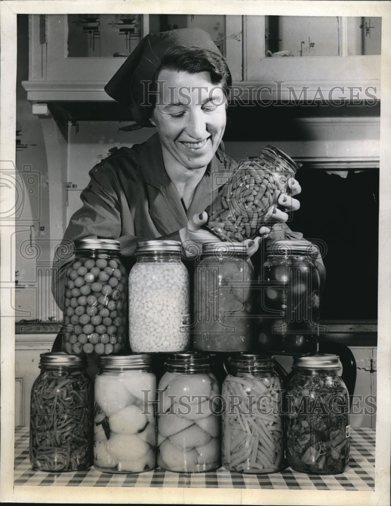 1943 Press Photo Mrs. Ernest Drews put over 500 quarts of fruits & vegetables