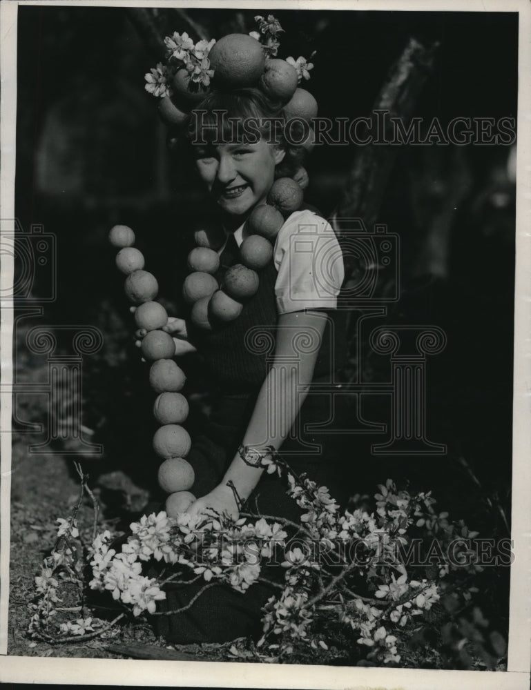Load image into Gallery viewer, 1936 Press Photo Petite Tove Larson at the 37th Annual Citrus Fair
