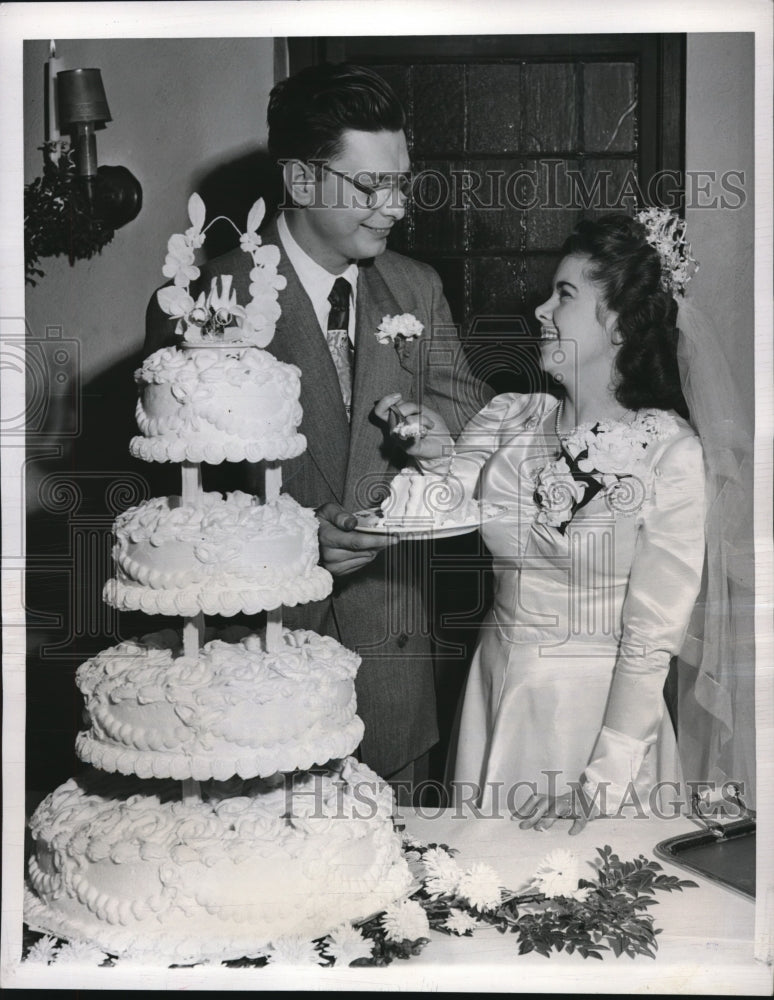 Load image into Gallery viewer, 1950 Press Photo Jerold Mitchell &amp; his bride Elsie Bonhiver at their wedding
