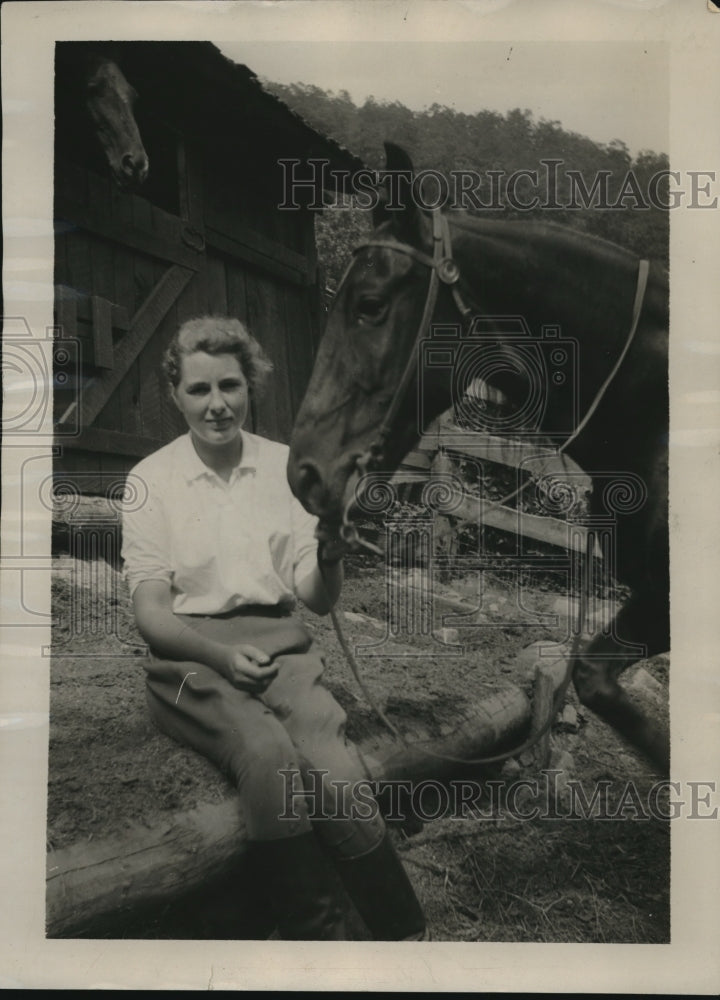 1932 Press Photo Jane Eweel, society girl serving as carrier in Kentucky