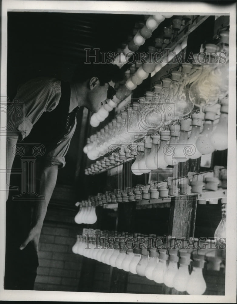 1938 Press Photo US Bureau of Standards tests of lightbulbs
