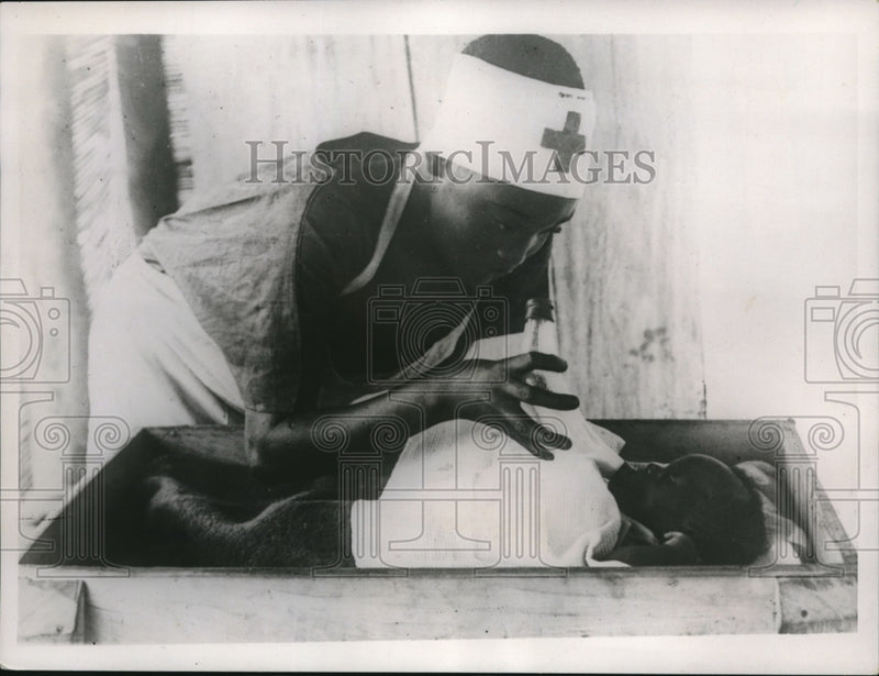 Load image into Gallery viewer, 1937 Press Photo A Baby of Belgian Congo in its crate-like cradle
