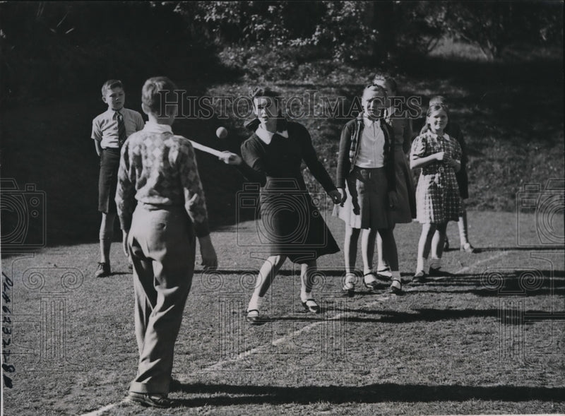 Load image into Gallery viewer, 1941 Press Photo Withington Gloucester England Soviet kids enjoy play time
