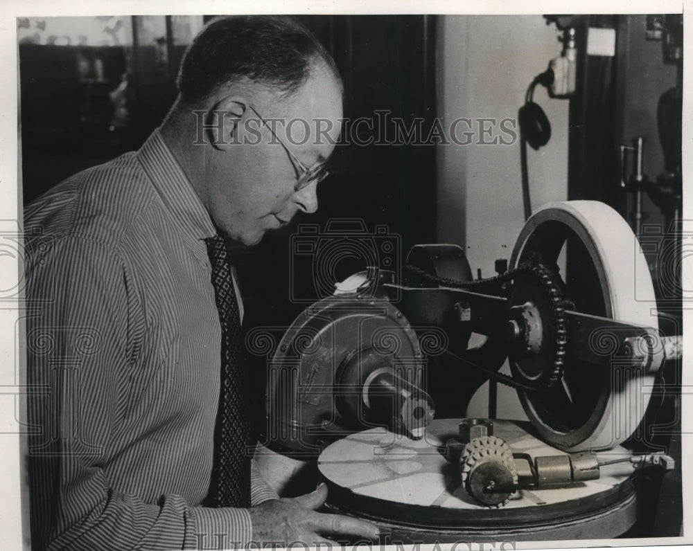 1938 Press Photo WF Hickson at paint testing machine at Bureau of Standards