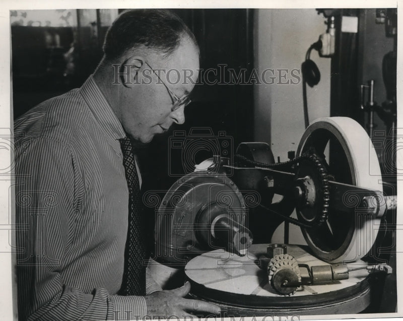 Load image into Gallery viewer, 1938 Press Photo WF Hickson at paint testing machine at Bureau of Standards

