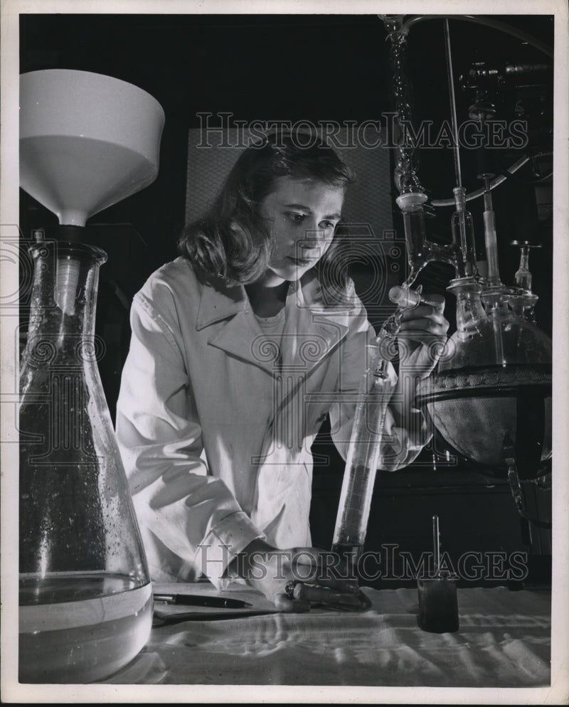 Load image into Gallery viewer, 1947 Press Photo Chemist Elisabeth M. Ackermann
