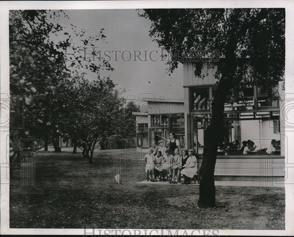 1938 Press Photo Students, Classrooms at Open-Air Orchard School, England