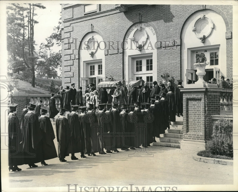 Load image into Gallery viewer, 1934 Press Photo Cardinal Hayes At Mount St. Vincent Commencement - nex64577
