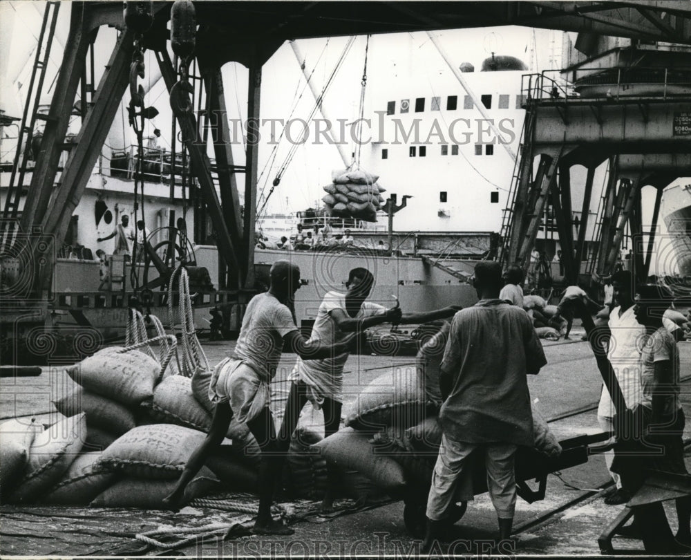 1966 Press Photo Indian Longshoremen unloaded rice from Johann Christian Shulte