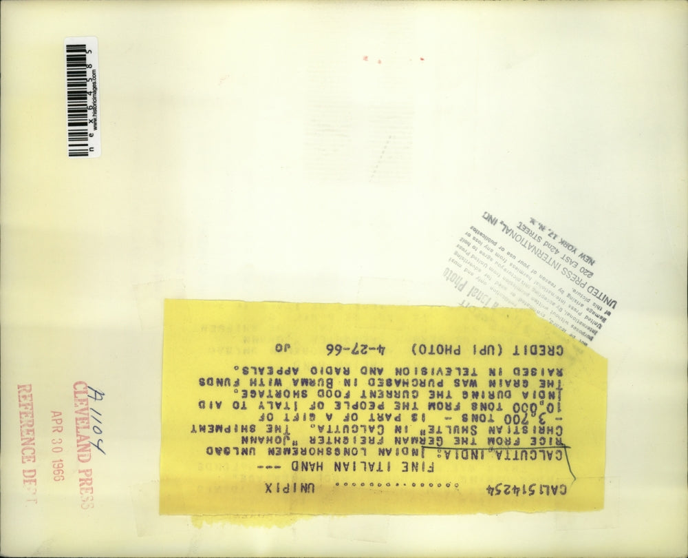 1966 Press Photo Indian Longshoremen unloaded rice from Johann Christian Shulte