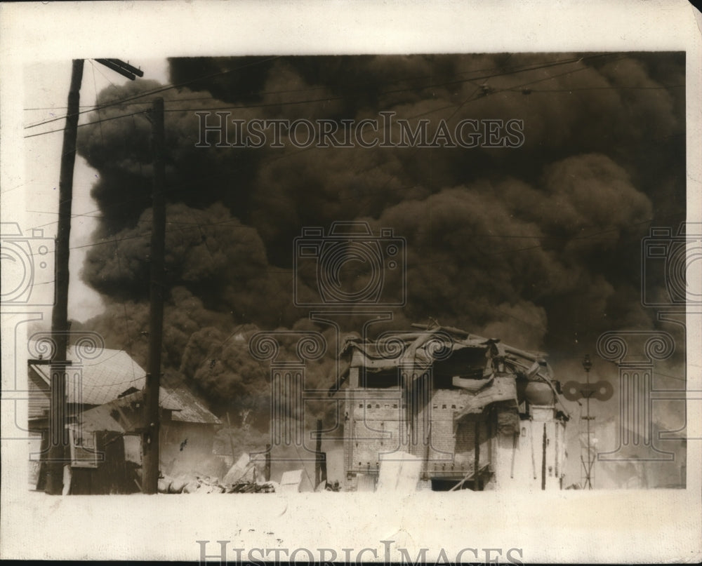 1926 Press Photo Spectacular Blaze at the Oil refinery at Warren, Pa.- Historic Images