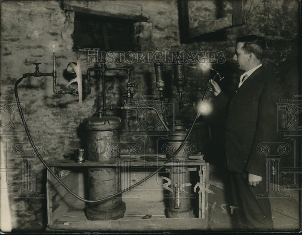 1920 Press Photo Walter E Karns & his gas apparatus burning gas