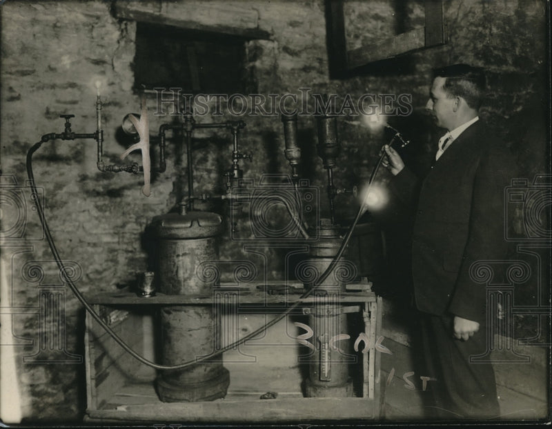 Load image into Gallery viewer, 1920 Press Photo Walter E Karns &amp; his gas apparatus burning gas
